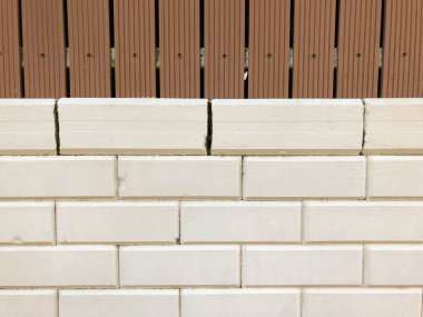 altında kayalar ile eski kahverengi ahşap çit