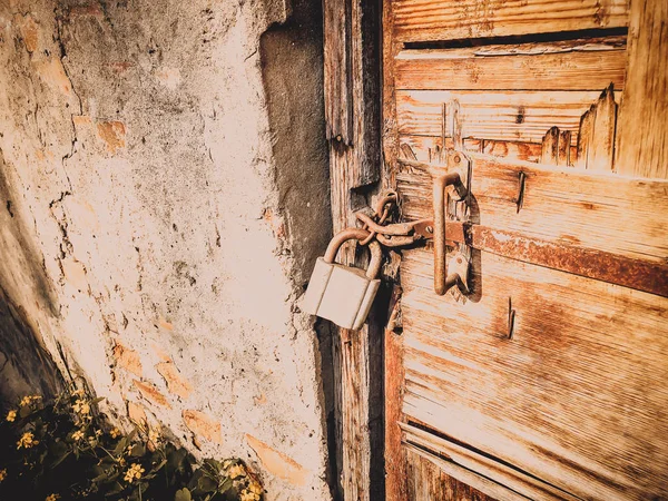 Παλιά σκουριασμένη Κλειδωνιά στην εκλεκτής ποιότητας αγροτικών ξύλινη πόρτα — Φωτογραφία Αρχείου