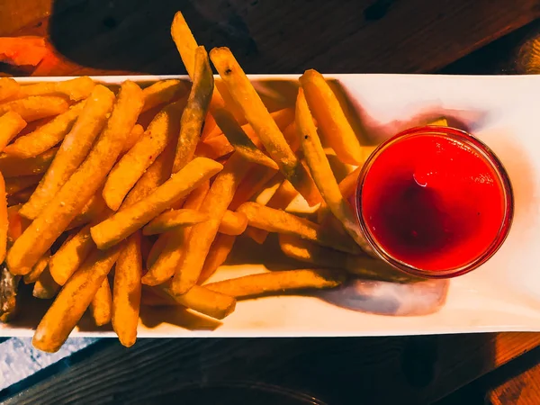 Ziemniak wolna i jedzenie ketchup na drewnianym stole. Dania kuchni gruzińskiej — Zdjęcie stockowe