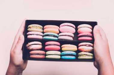Tasty farklı macarons kara kutu beyaz arka plan üzerinde renkli. 