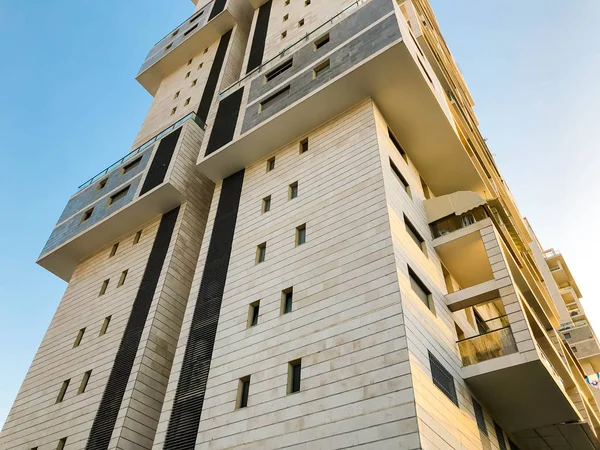 RISHON LE ZION, ISRAEL 23 APRILIE 2018: Clădire rezidențială înaltă din Rishon Lezion, Israel . — Fotografie, imagine de stoc