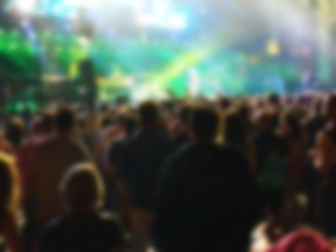 Bulanık arka plan. Seyirci ile konser bokeh aydınlatma.