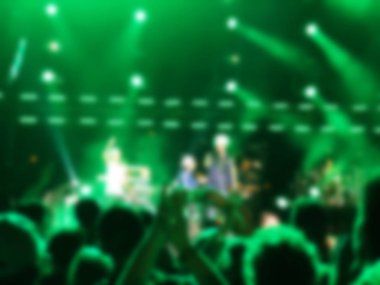 Bulanık arka plan. Seyirci ile konser bokeh aydınlatma.