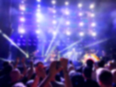 Bulanık arka plan. Seyirci ile konser bokeh aydınlatma.