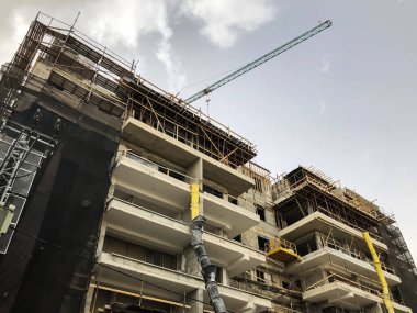 Rishon Le Zion, İsrail-24 Mart, 2018: Şehir, Rishon Lezion içinde İsrail yeni bir binanın inşaat alanında görünümünü