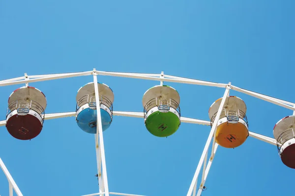 Kolorowy koło obserwacyjne na tle niebieskiego nieba w Luna Park. — Zdjęcie stockowe