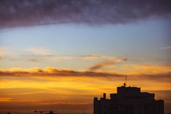 Günbatımı gökyüzü arka plan bulutlar ile. Gökyüzü bulutlu — Stok fotoğraf