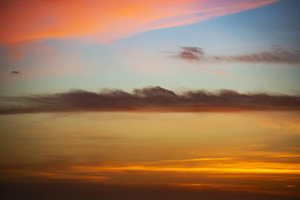 Tramonto cielo sfondo con le nuvole. Cielo con nuvole — Foto Stock