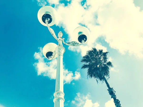 Linterna contra el cielo azul. Cielo azul brillante y en su fondo una linterna . —  Fotos de Stock