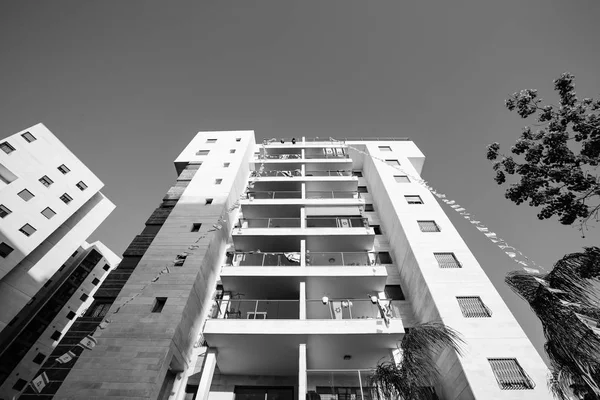 RISHON LE ZION, ISRAEL -APRIL 23, 2018: High residential building in Rishon Le Zion, Israel. — Stock Photo, Image