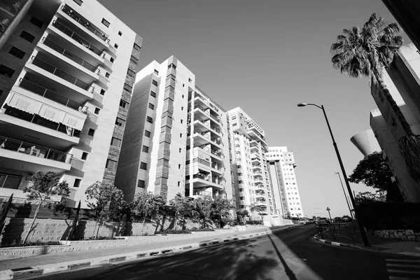 RISHON LE ZION, ISRAEL -23 DE ABRIL DE 2018: Edificio residencial alto en Rishon Le Zion, Israel . — Foto de Stock