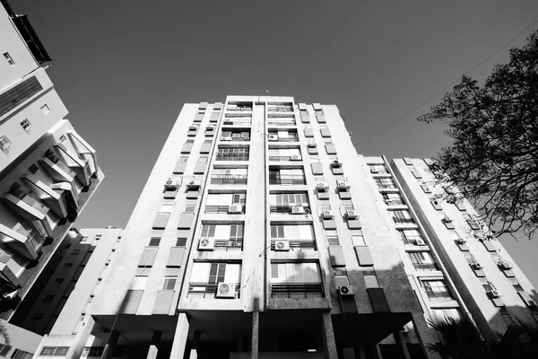 RISHON LE ZION, ISRAEL-APRIL 23, 2018: High residential building in Rishon Le Zion, Israel . — стоковое фото