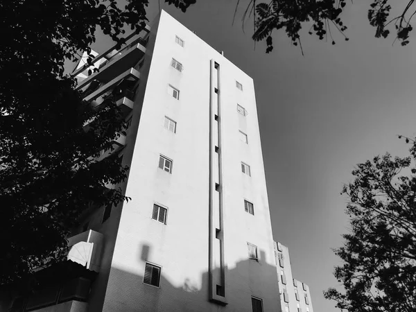 RISHON LE ZION, ISRAEL -23 DE ABRIL DE 2018: Edificio residencial alto en Rishon Le Zion, Israel . — Foto de Stock