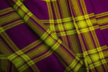 Beyaz arka plan üzerinde ekose mini etek