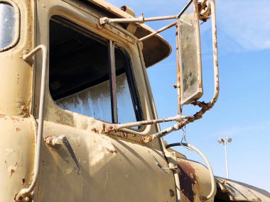 Kamyonun mavi gökyüzüne karşı genel ayna