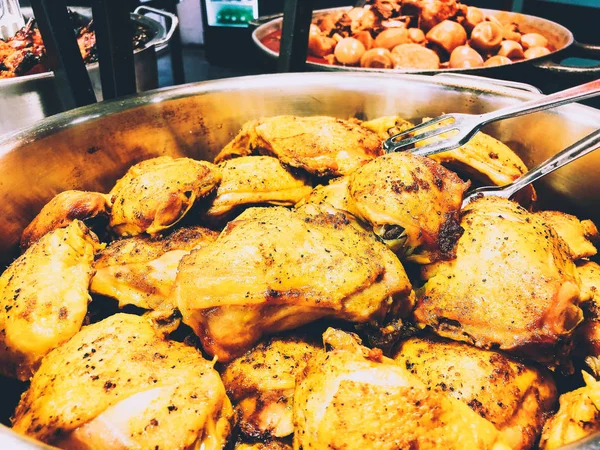 Carne di pollo fritta cotta. La carne di pollo giace nella ciotola — Foto Stock