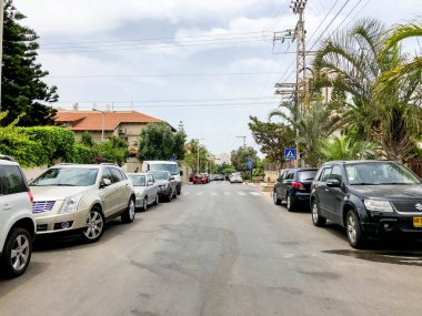 Rishon Le Zion, İsrail-4 Mayıs 2018: arabalar yolun güneşli bir günde Rishon Le Zion, İsrail