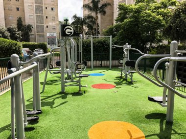 Rishon Le Zion, İsrail - 7 Mayıs 2018: egzersiz ekipmanları genel bir park Rishon Le Zion, İsrail.