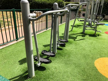 Rishon Le Zion, İsrail - 7 Mayıs 2018: egzersiz ekipmanları genel bir park Rishon Le Zion, İsrail.