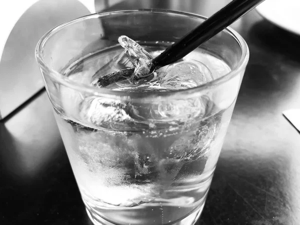 Um copo de água potável cheio de gelo na mesa de madeira — Fotografia de Stock