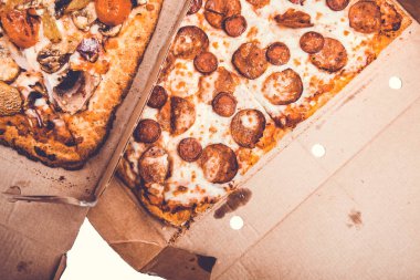 Güzel pizza teslimat kutusu. Pizza sipariş etmek. Pizza bir karton kutu içinde