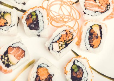 Suşi roll somon çeşitler içinde beyaz arka plan üzerinde.