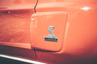 Srael, Petah Tiqwa - 14 Mayıs 2016: Ford Mustang Cobra işareti İsrail'de kapatın. Petah Tiqwa İsrail'in teknik antika Sergisi