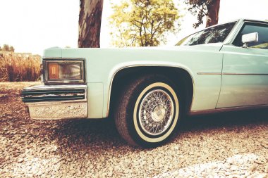 İsrail, Petah Tiqwa - 14 Mayıs 2016: Amerikan otomobil Cadillac Coupe de Ville. Petah Tiqwa İsrail'in teknik antika Sergisi