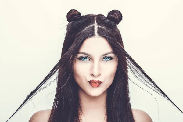 Joven feliz hermosa mujer con maquillaje brillante peinado con cuernos sobre un fondo blanco . — Foto de Stock