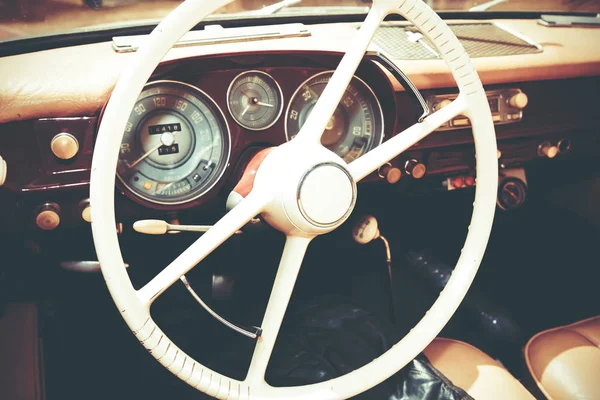 Steering wheel and dashboard in interior of old retro automobile. — Stock Photo, Image