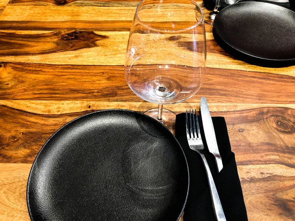 Elegante juego de mesa con un vaso, platos, servilletas con tenedor y cuchillo —  Fotos de Stock