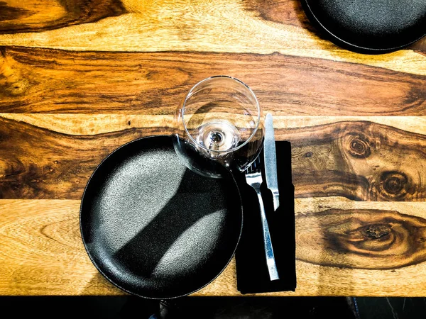 Ajuste de mesa elegante usando um vidro, placas, guardanapos com um garfo e faca — Fotografia de Stock