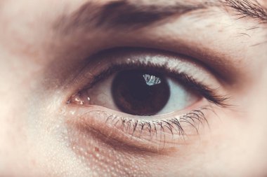  Genç adamın gözünü görüntüsünü kapat