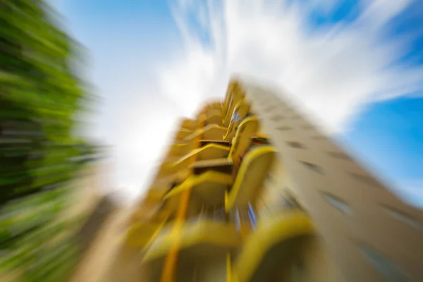 Abstract motion blur effect. City on a sunny day — Stock Photo, Image