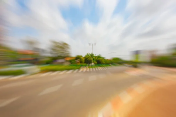 Effetto sfocatura movimento astratto. Città in una giornata di sole — Foto Stock