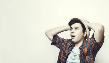 Genç bir adam kötü ya da sahte haberinenasıl tepki verir..