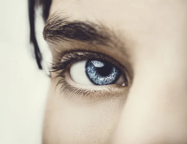 Εικόνα από ένα όμορφο βλέμμα οξυδερκές ανθρώπινο μάτι — Φωτογραφία Αρχείου