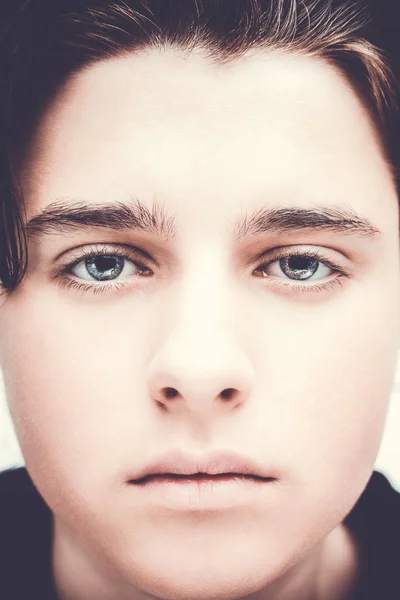 Een portret van een knappe tiener. Close-up shot. — Stockfoto