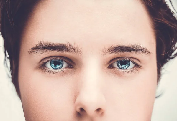 Közelkép arculatának éleslátó megjelenés kék emberi szem. — Stock Fotó