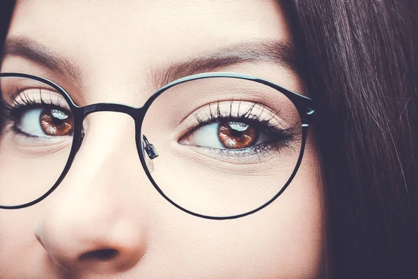 Krásný bystrý pohled hnědé ženské oči. — Stock fotografie