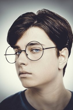 Gözlük mavi gözleri giyen bir çocuk portresi kapatın, makro stüdyo çekim