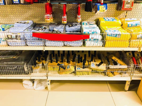 TBILISI, GEORGIA-ABRIL 09, 2018: Herramientas de reparación de hogares e instalaciones de apoyo en la tienda de mercado en Tiflis, Georgia —  Fotos de Stock