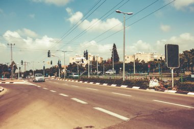  Rishon Le Zion, İsrail - 7 Mayıs 2018: Rishon Le Zion, İsrail için güneşli bir gün yolda araçlarda