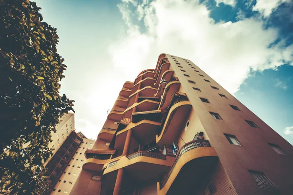 RISHON LE ZION, ISRAEL-MAY 7, 2018: High residential building in Rishon Le Zion, Israel . — стоковое фото