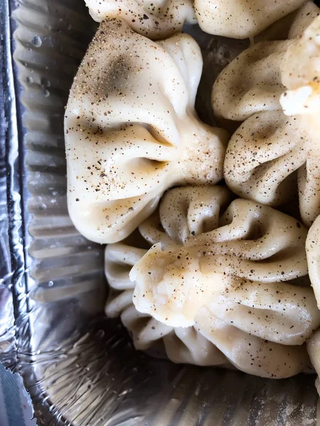 Gekookte khinkali traditionele Georgische schotel. — Stockfoto