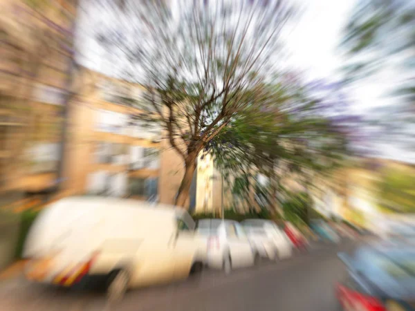 Abstrakta rörelseoskärpa effekt. Staden på en solig dag — Stockfoto