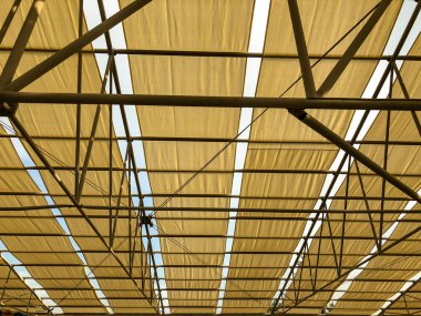 Öğlen güneşin gökyüzüne karşı tente.