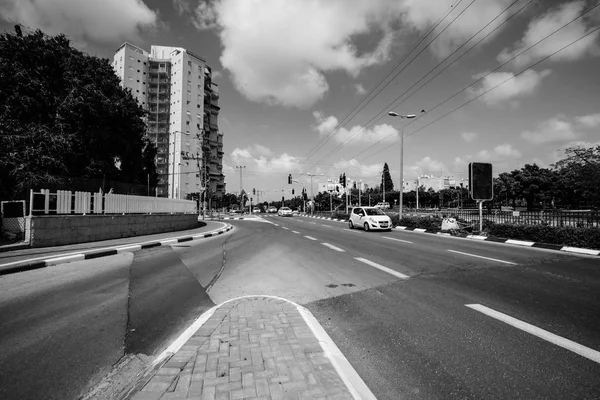 РИШОН-ЛЕ-ЗИОН, ИЗВЕСТИЯ - 7 января 2018 года: Мбаппе на дороге в солнечный день в Ришон-ле-Ционе, Израиль — стоковое фото