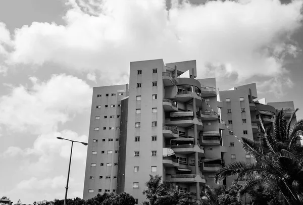 RISHON LE ZION, ISRAEL-MAY 7, 2018: High residential building in Rishon Le Zion, Israel . — стоковое фото