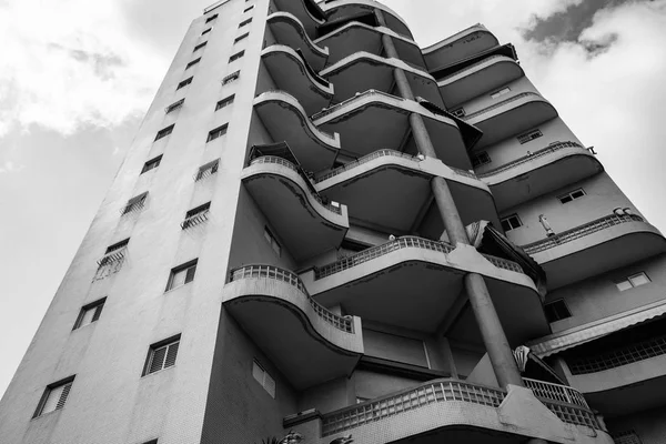 RISHON LE ZION, ISRAEL-MAY 7, 2018: High residential building in Rishon Le Zion, Israel . — стоковое фото